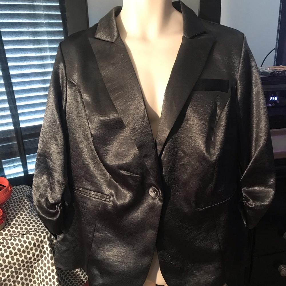 Torrid blazer w/ ruched sleeves. New without tags